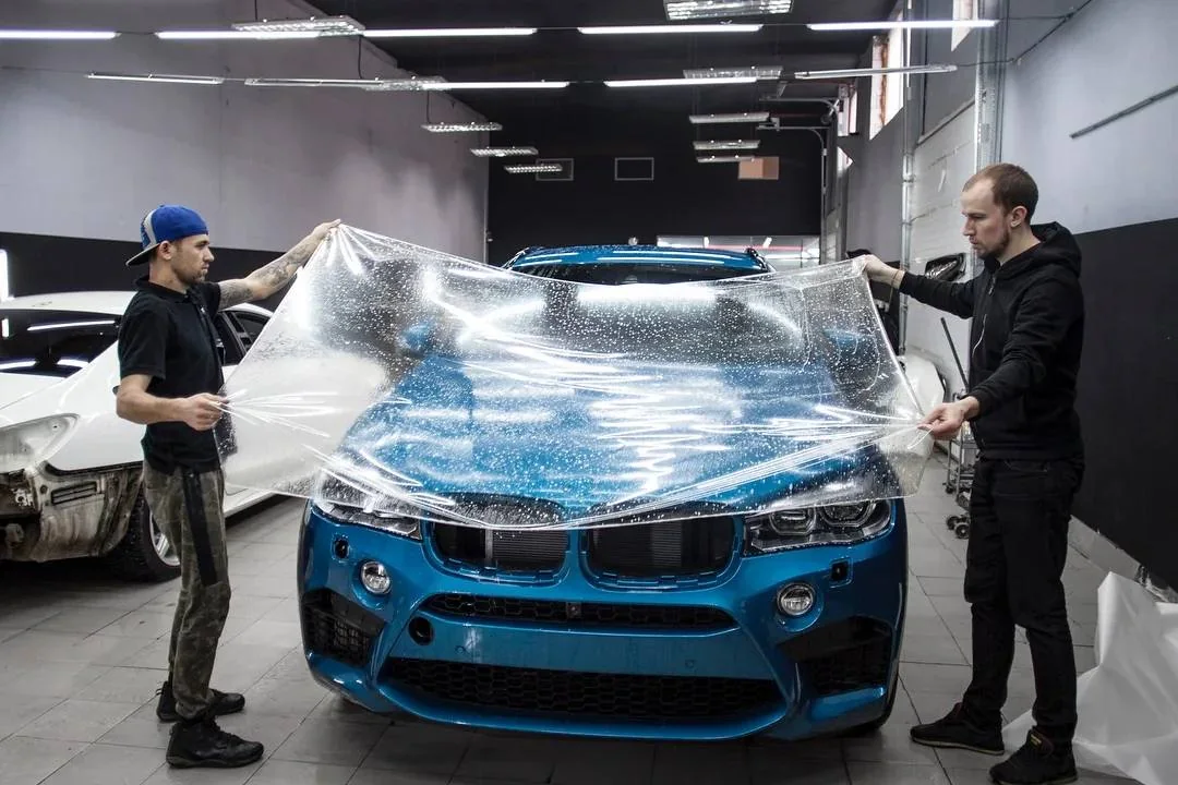 BMW в процессе оклейки защитной полиуретановой плёнкой